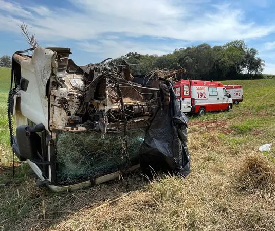 Cabine de caminhão se desprende em acidente e motorista fica gravemente ferido