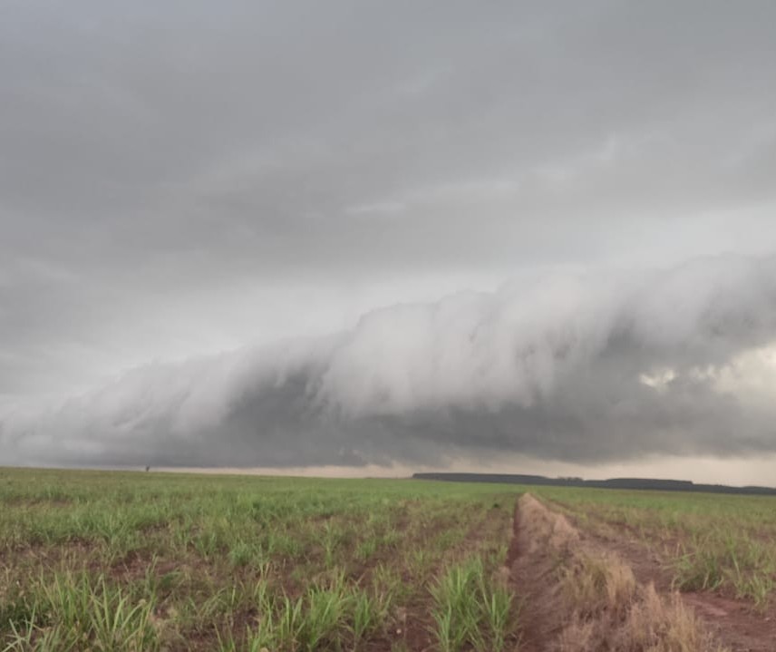 Caçadores de tempestade registram ‘shelf cloud’ na região