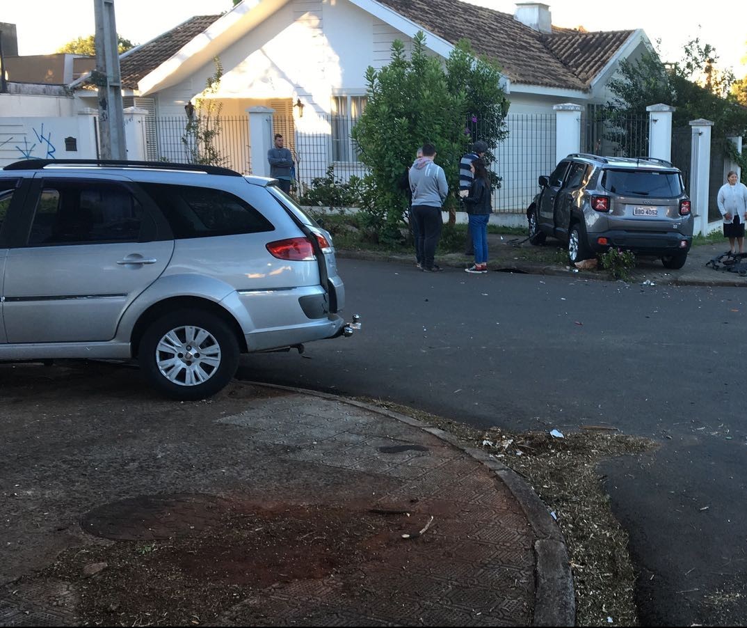 Carros batem em cruzamento e um deles quase invade uma casa