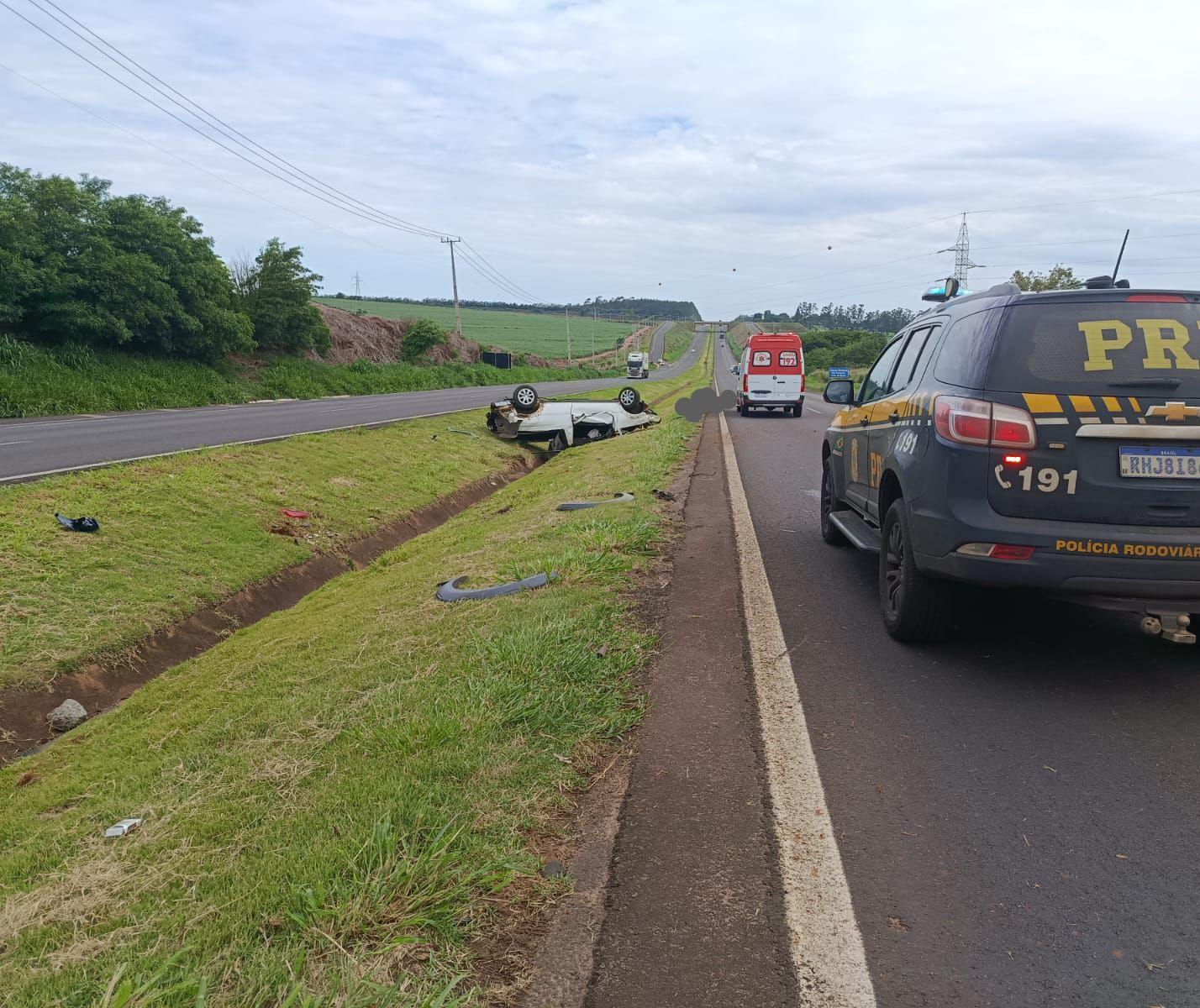 Carro capota, motorista é ejetado de veículo e morre na BR-376