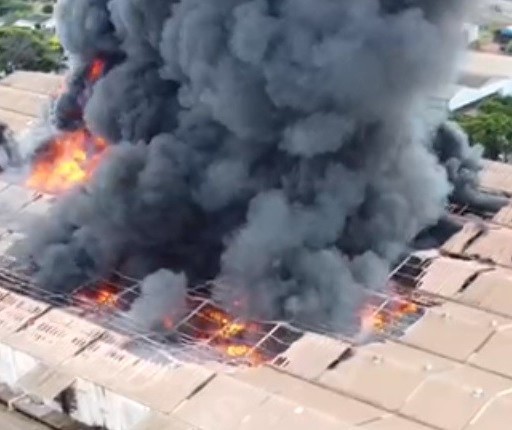 Bombeiros de Maringá e região combatem incêndio de grandes proporções em Astorga