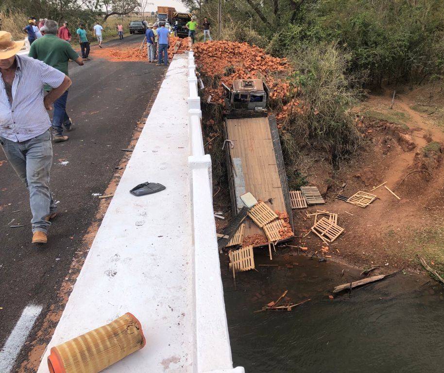 Caminhão despenca de ponte sobre Rio Pirapó após acidente grave