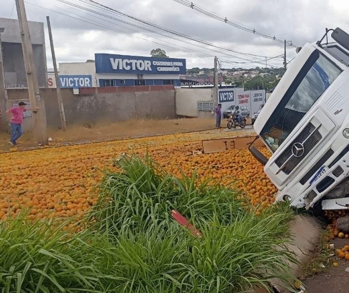 Caminhão carregado de laranja tomba no Contorno Norte, em Maringá; vídeo 