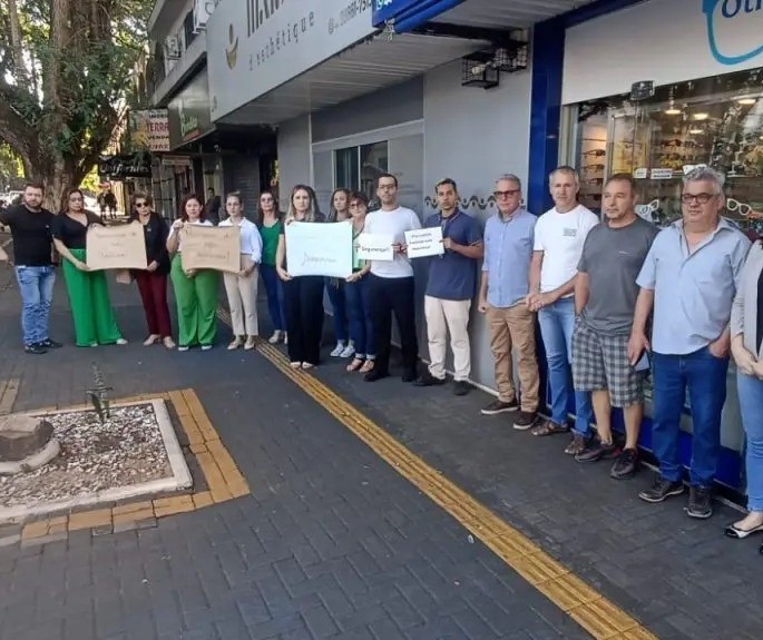 Comerciantes vítimas de furtos protestam no centro de Maringá: ‘angustiante’