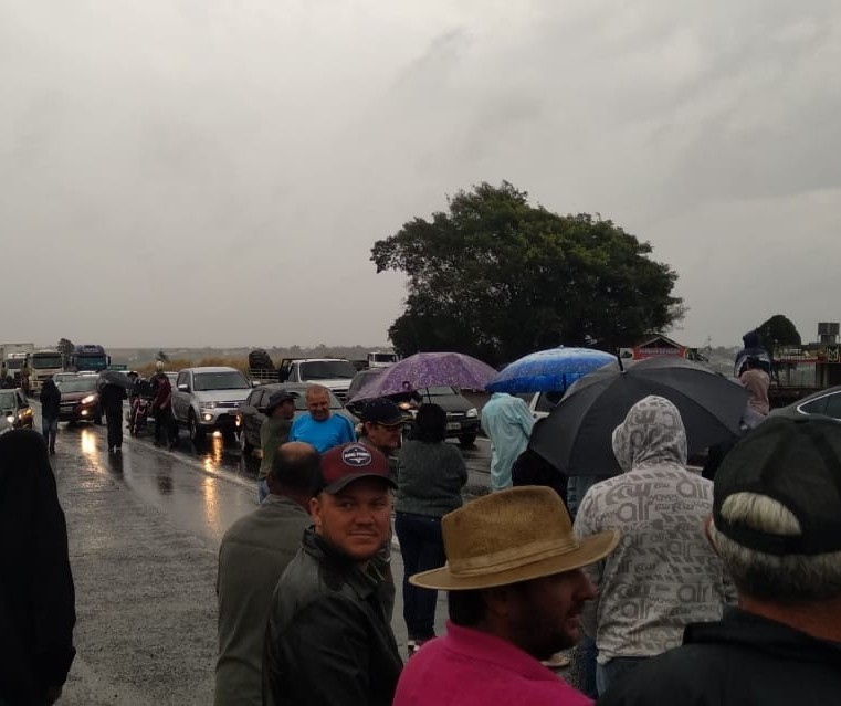 Moradores protestam contra o bloqueio do acesso da Estrada Caraná