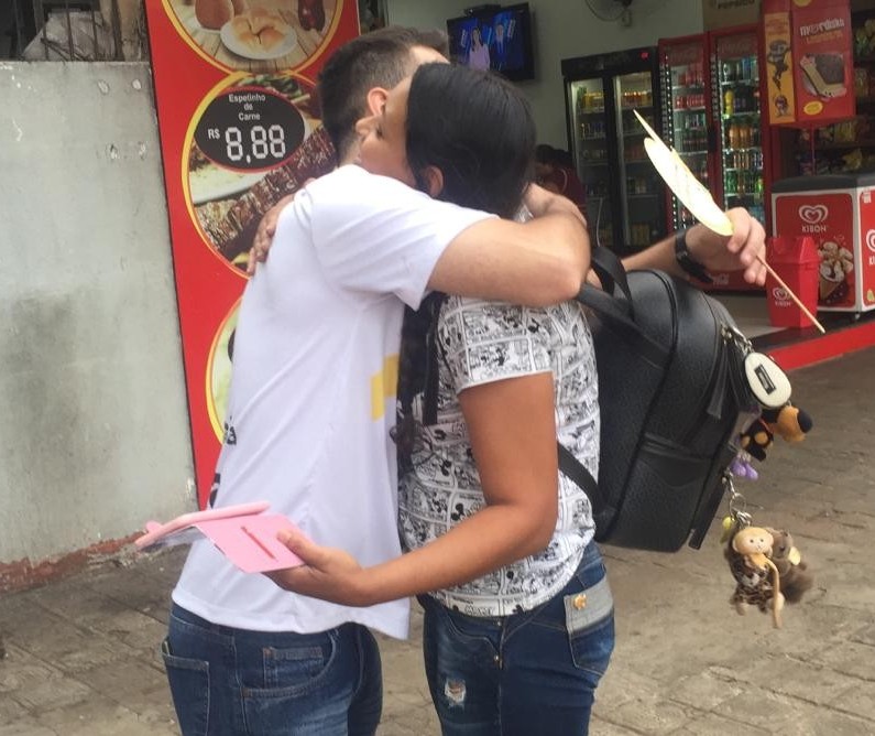 Voluntários distribuem abraços solidários no centro de Maringá