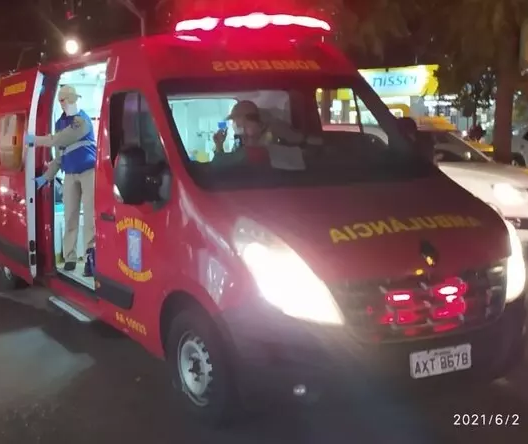 Jovem fica ferida ao ser atropelada por motocicleta no centro de Maringá