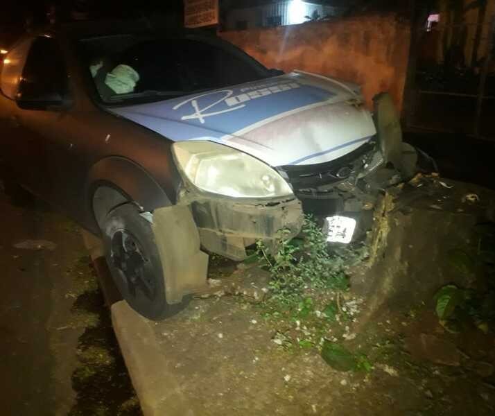 Homem bate carro em árvore