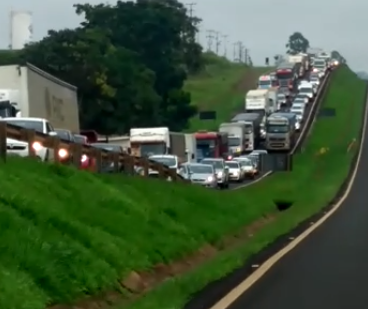 Batida entre carros e motos provoca congestionamento na BR-376