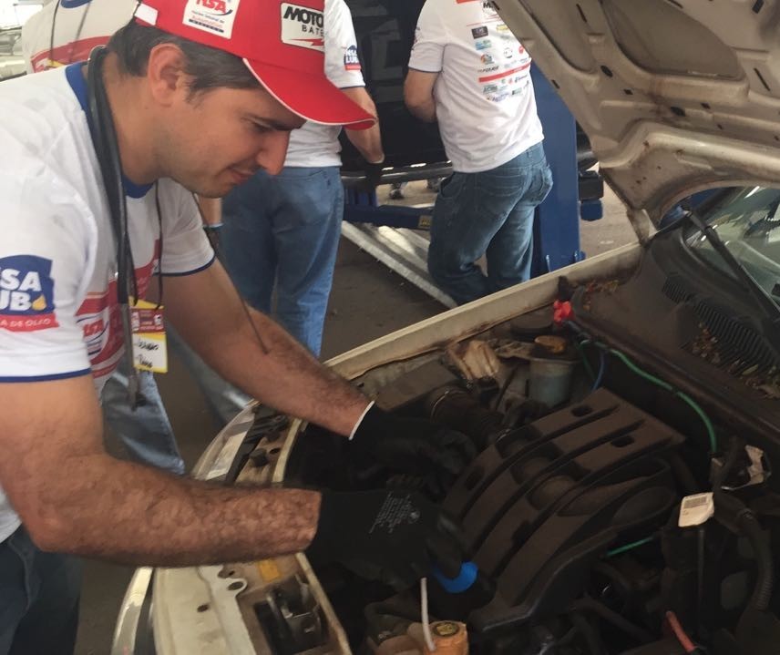 Motoristas conferem a situação dos veículos em inspeção oferecida por oficinas de Maringá