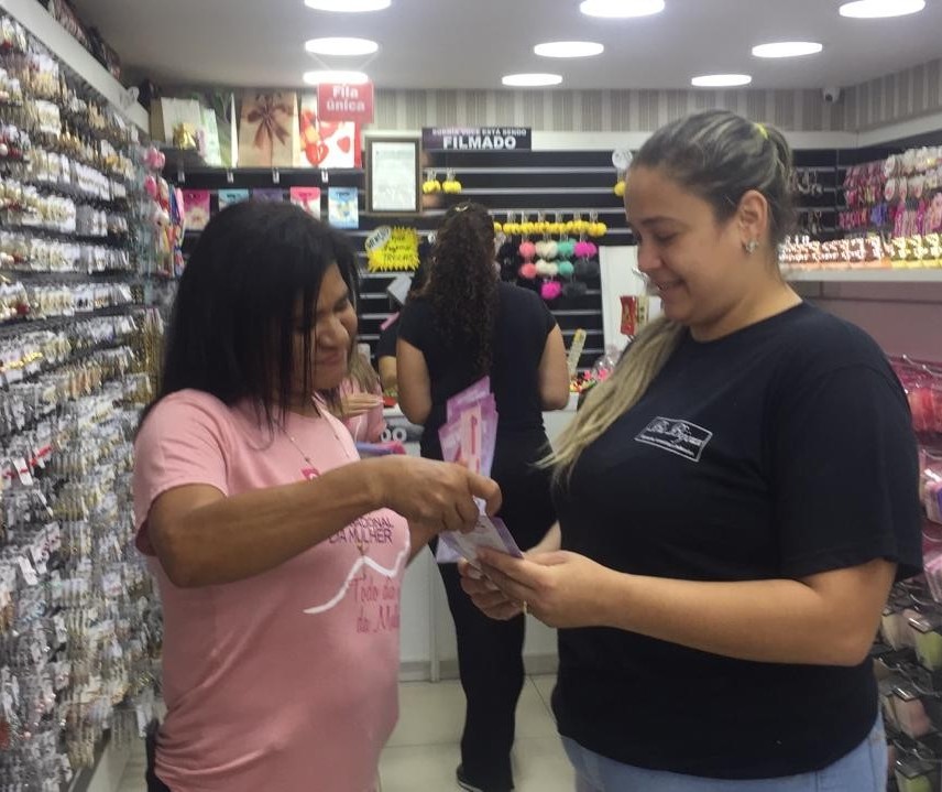 Secretaria da Mulher distribui panfletos pela Avenida Brasil