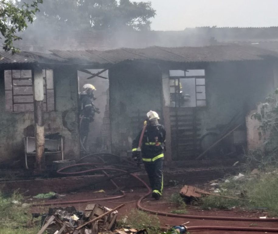 Incêndio destrói casa em Sarandi  