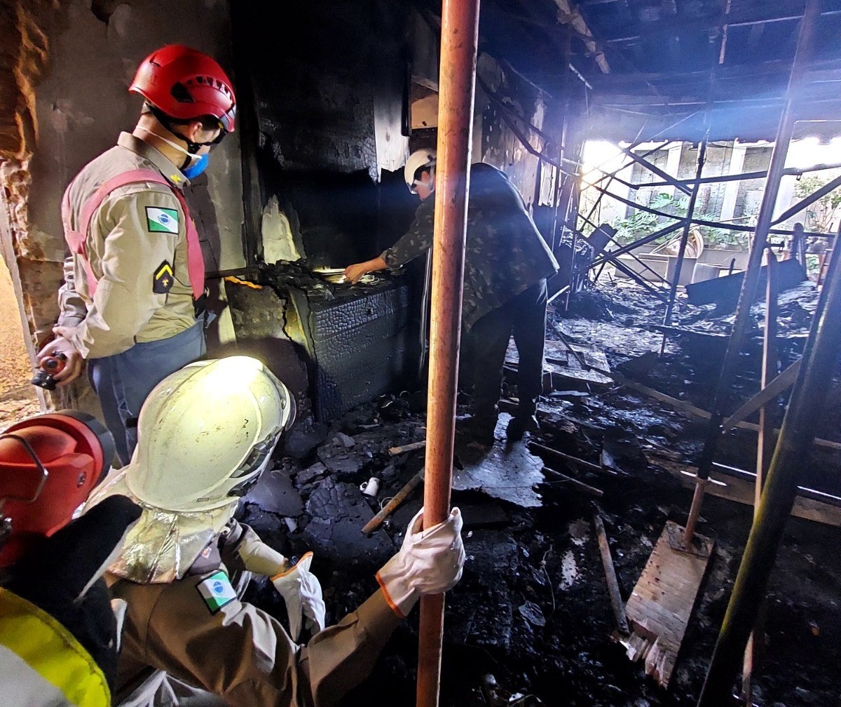 Perícia localiza intacto HD com imagens do incêndio que matou babá e criança