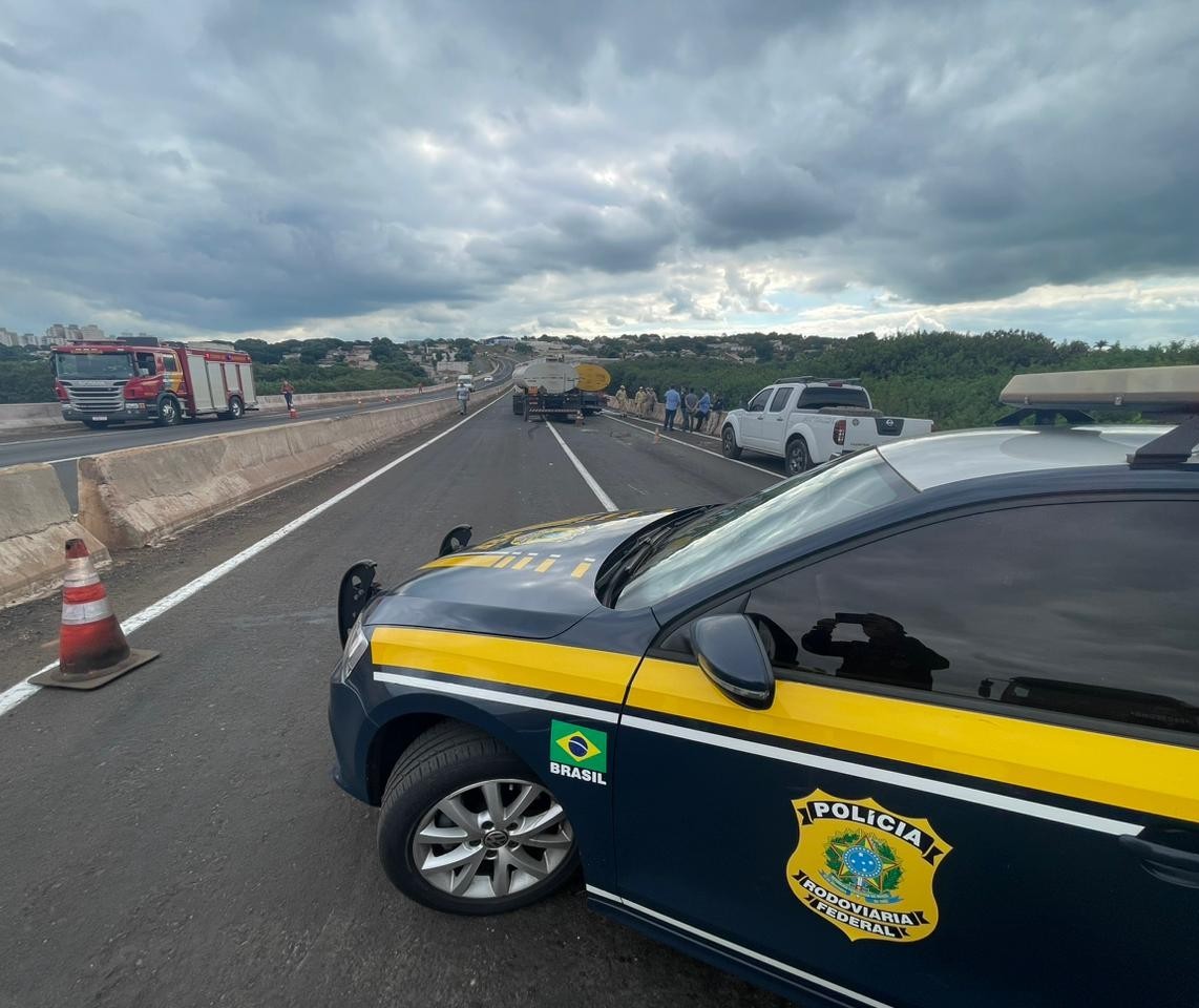 Acidente entre 3 caminhões com combustíveis e concreto interdita BR-376