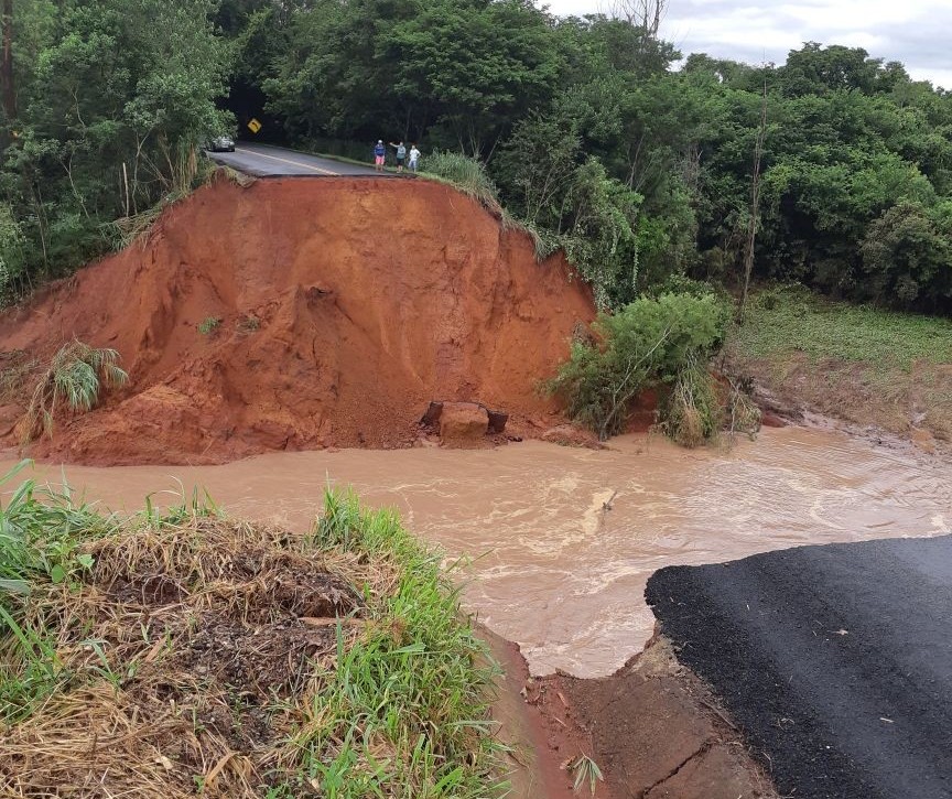 Veículo cai em cratera aberta após enxurrada levar ponte na PR-082