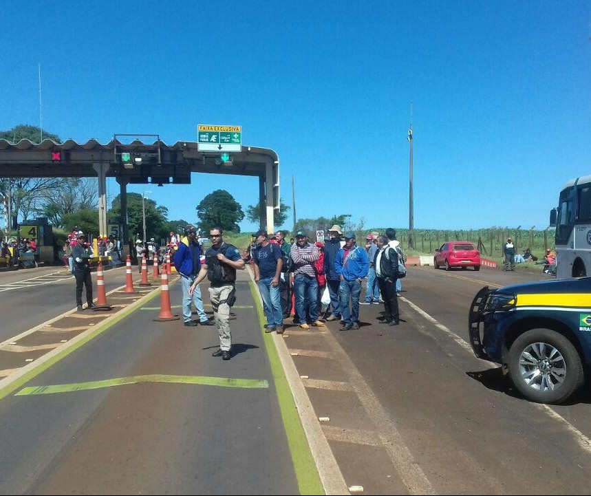 Manifestantes do MST liberam passagem de veículos no pedágio de Campo Mourão