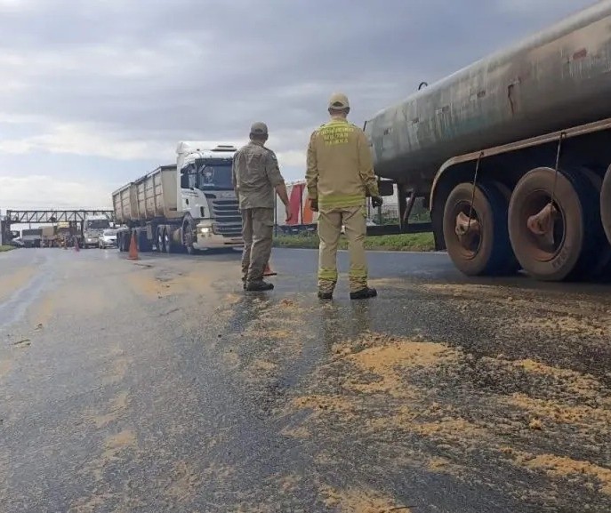 Óleo na pista provoca acidentes na PR-317 em Maringá