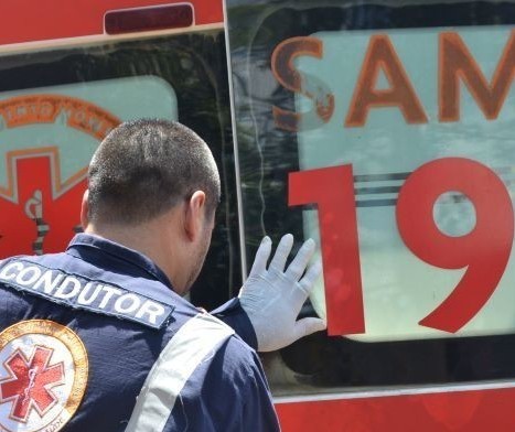 Fusca colide contra árvore em Marialva; acidente mata um homem e deixa outros dois feridos