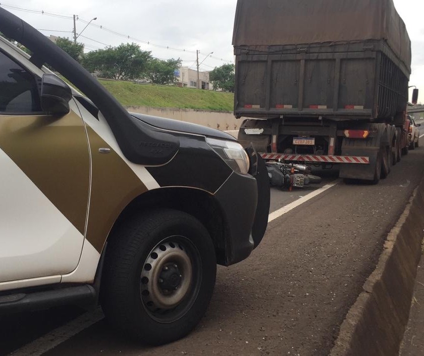 Motociclista morre ao bater moto em caminhão parado na pista