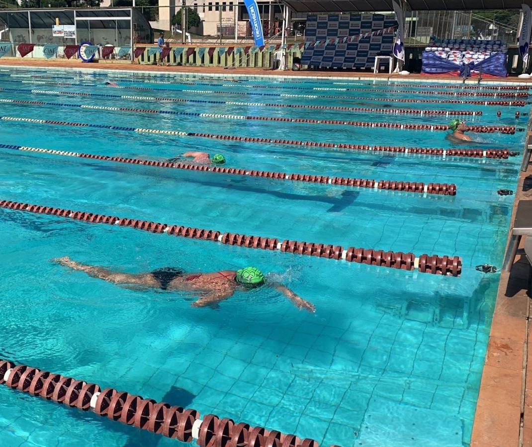 Nadadores participam de prova com 25 horas de duração em Maringá