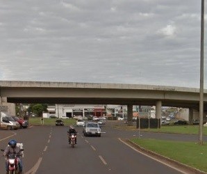 Caminhão derruba poste de energia e interdita viaduto 