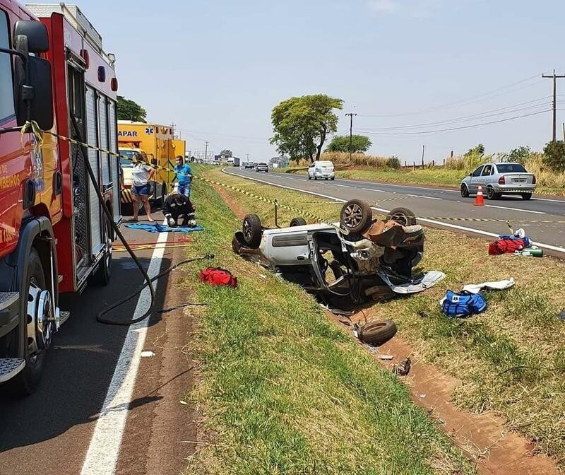 Carro capota na BR-376, em Maringá, e deixa quatro feridos