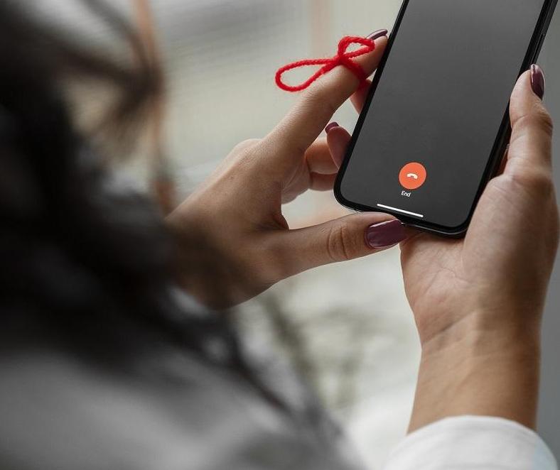 Mulher é vítima de golpista em chamada de vídeo