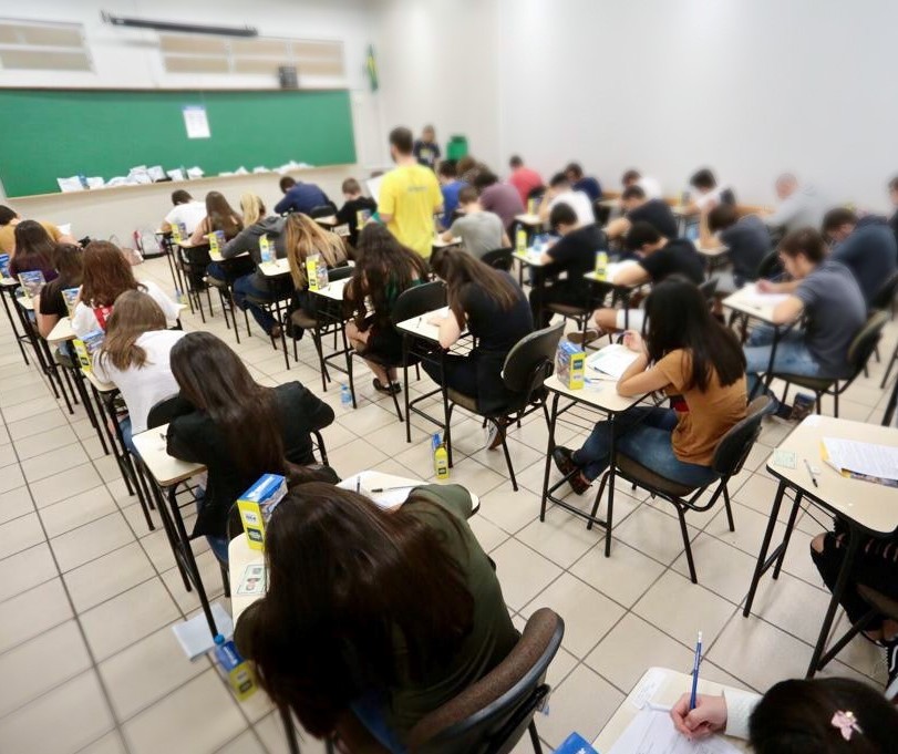 Quatro alunos são expulsos de centro universitário em Maringá