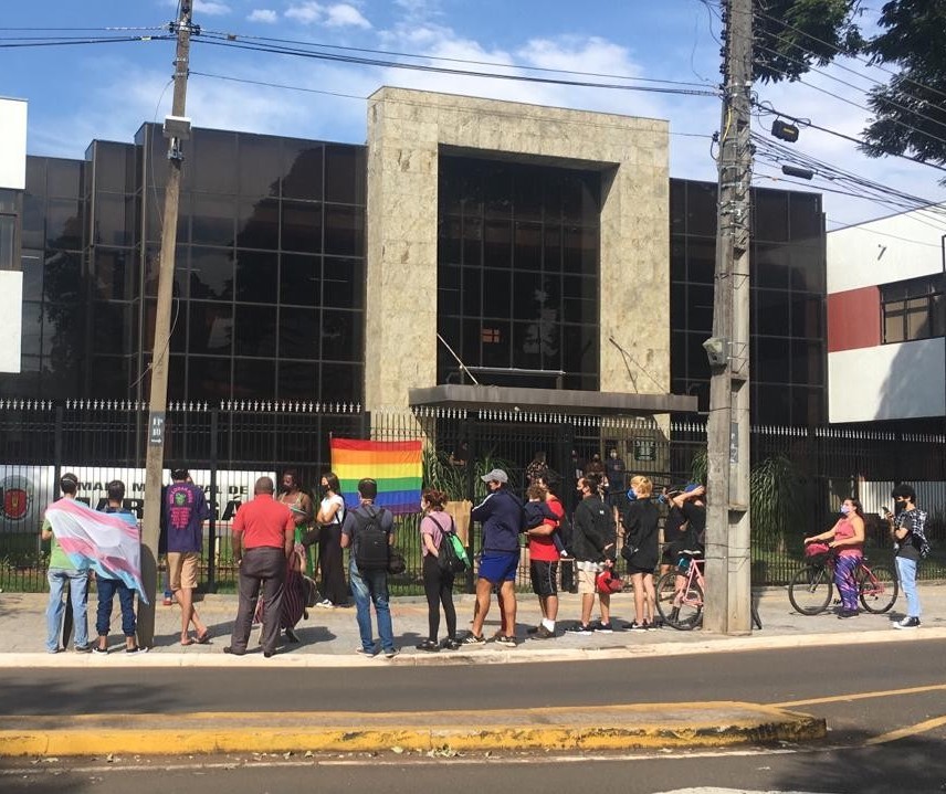 Manifestantes LGBTQIA+ protestam em frente à Câmara de Maringá