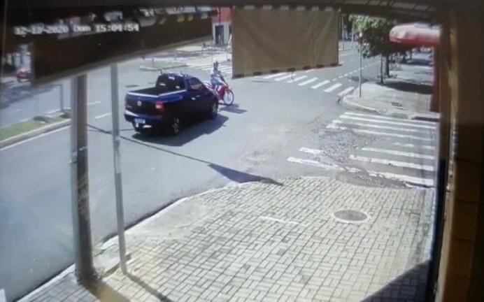 Câmera flagra batida em que motorista bêbado atropela e mata motociclista