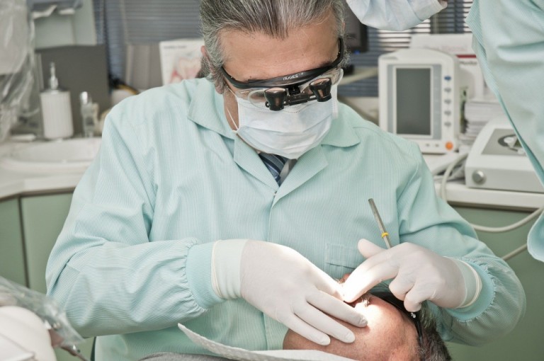 Falta de dentes na boca pode provocar até dor na coluna