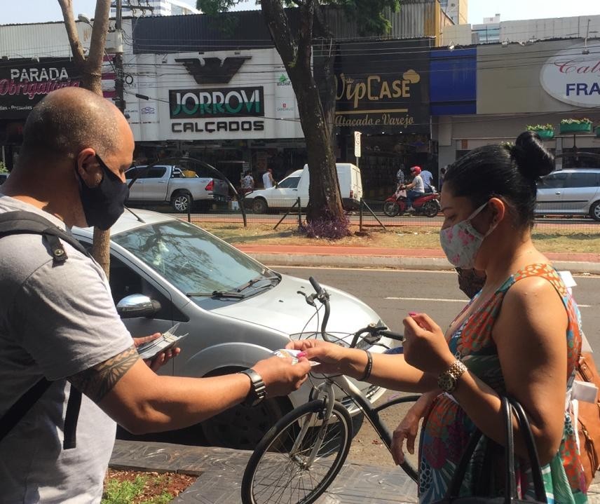 No primeiro sábado de campanha eleitoral, candidatos saem para o corpo a corpo