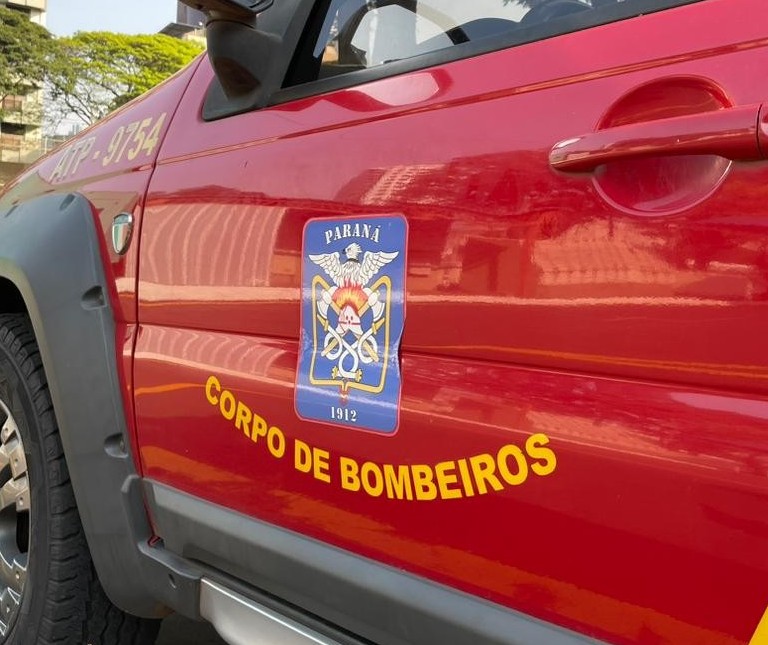 Bombeiros combatem princípio incêndio em sala comercial de shopping