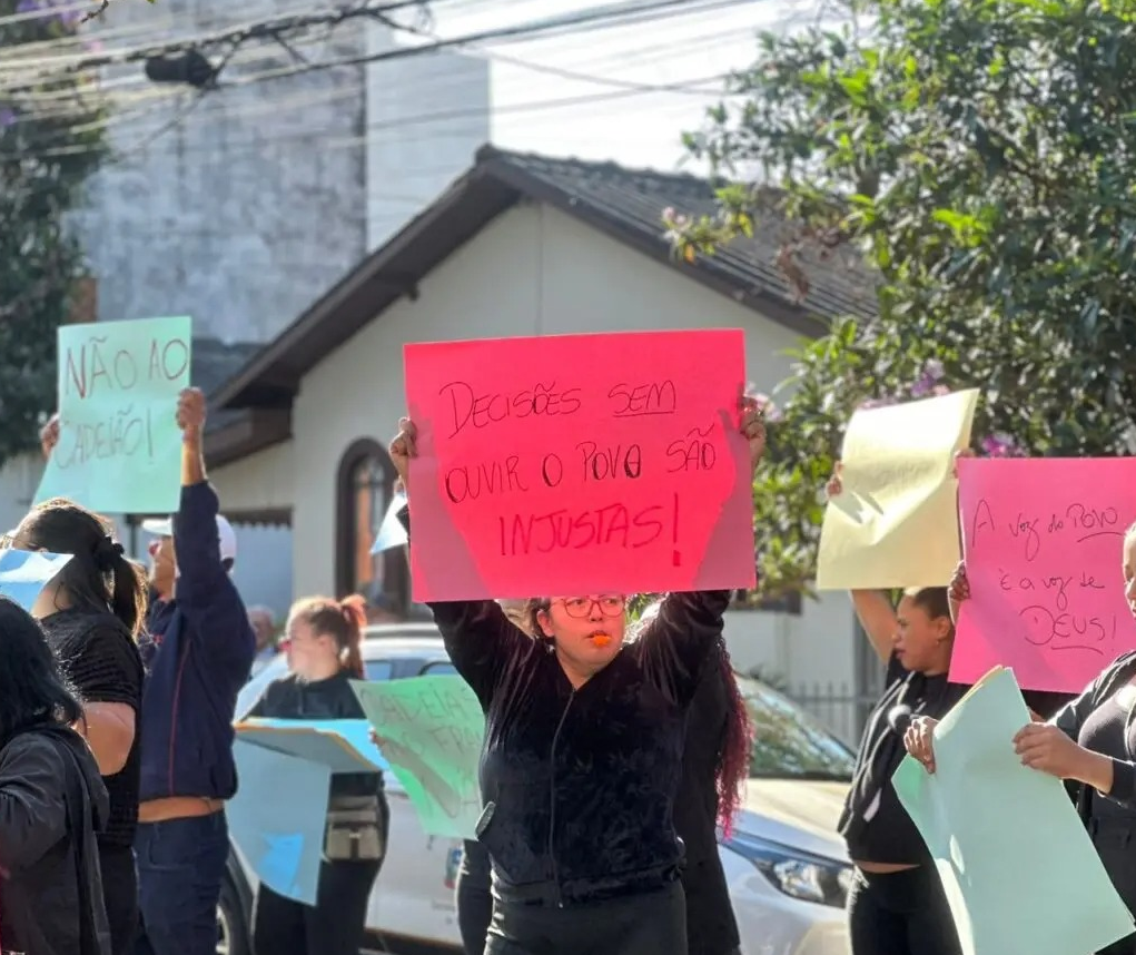 Moradores protestam contra construção de presídio em bairro residencial