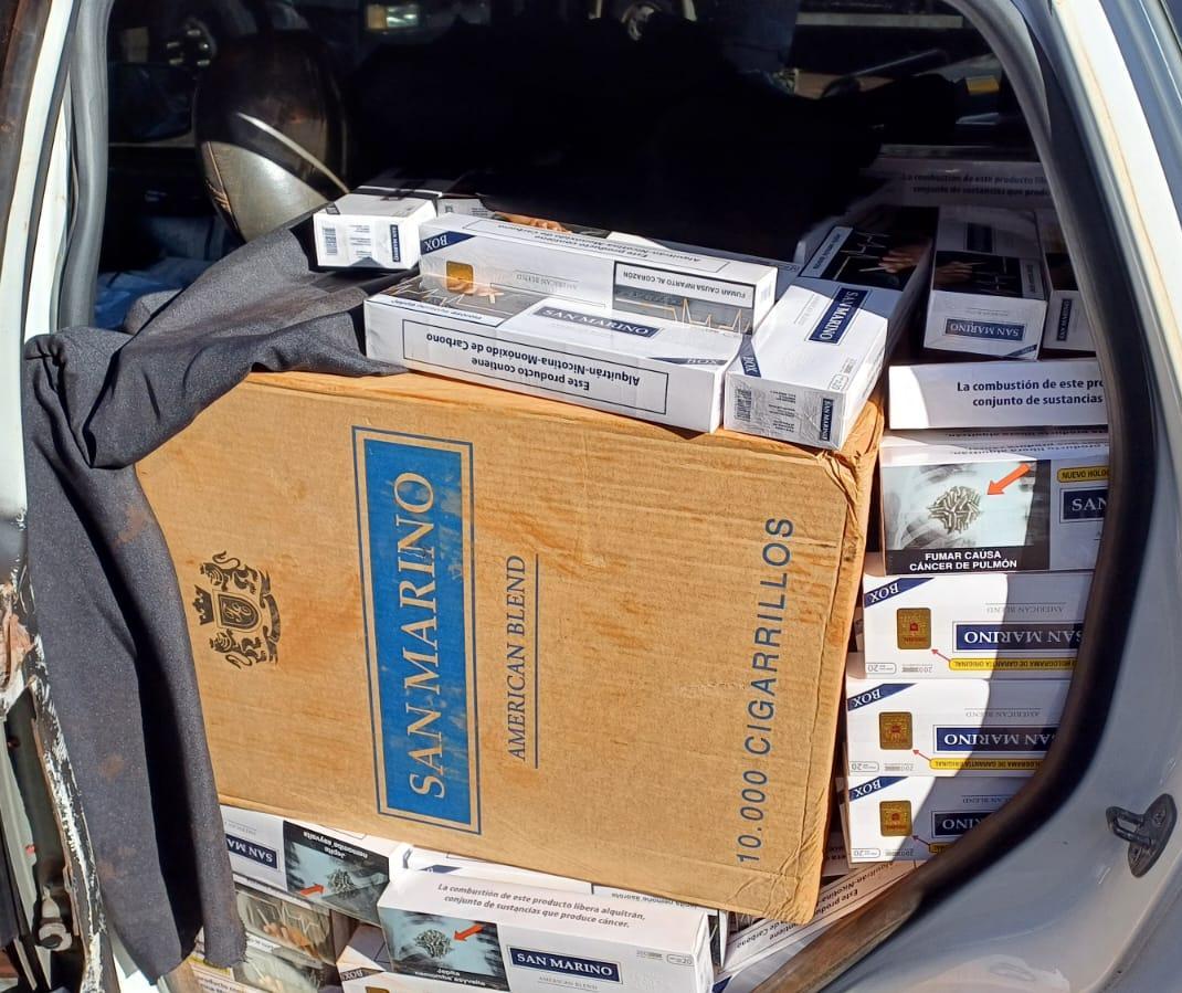 Carro de passeio transportava cigarros e agrotóxicos