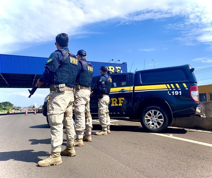 PRF alerta motoristas para que evitem o celular enquanto dirigem