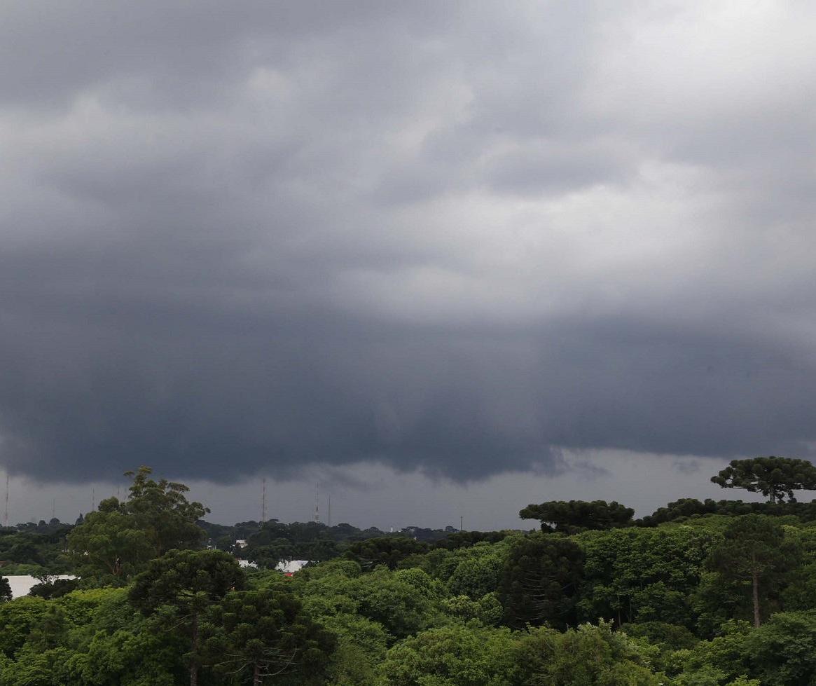 Temporal atinge Cascavel e deixa rastro de destruição