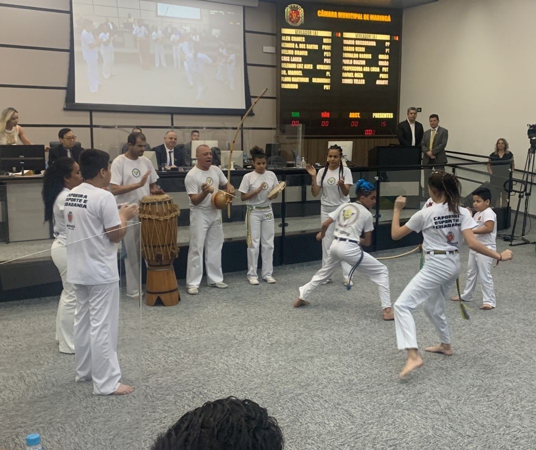 Grupo de capoeira se apresenta na Câmara de Maringá