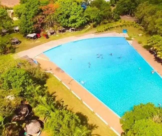 Prainha de água mineral atrai visitantes em distrito de 1,3 mil moradores