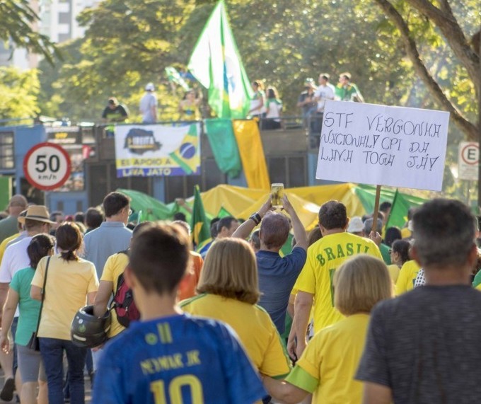 Manifestantes pedem que Bolsonaro vete lei contra abuso de autoridade