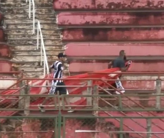 Torcedores invadem área de torcida do time adversário e rasgam “bandeirão”