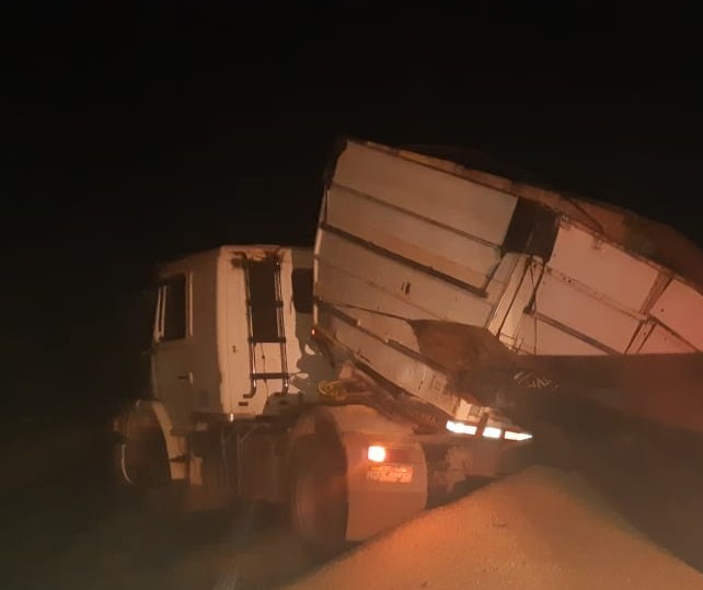 Carreta tomba na BR-376 e derrama carga de grãos na pista