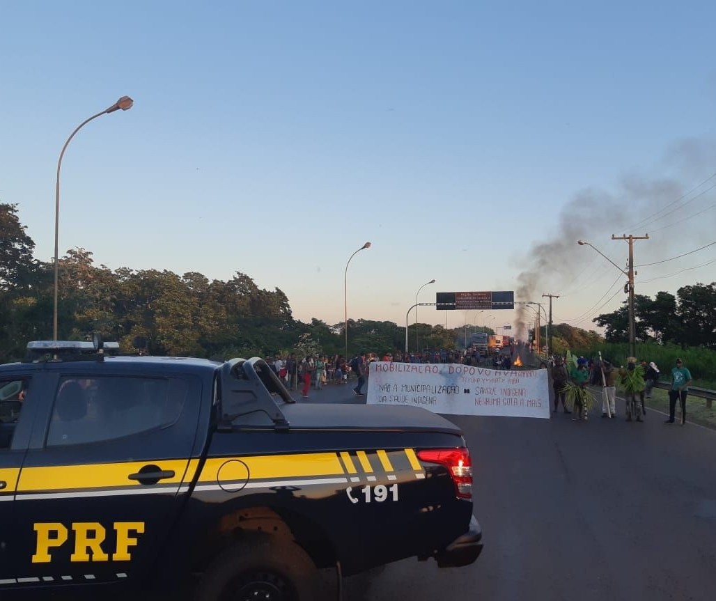 Perto de 300 índios fecham a Ponte Ayrton Senna