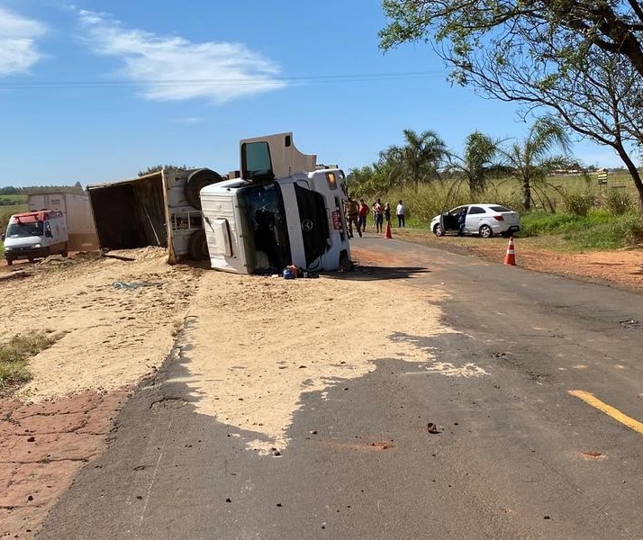 Caminhão carregado com areia tomba e motorista fica ferido na PR-317