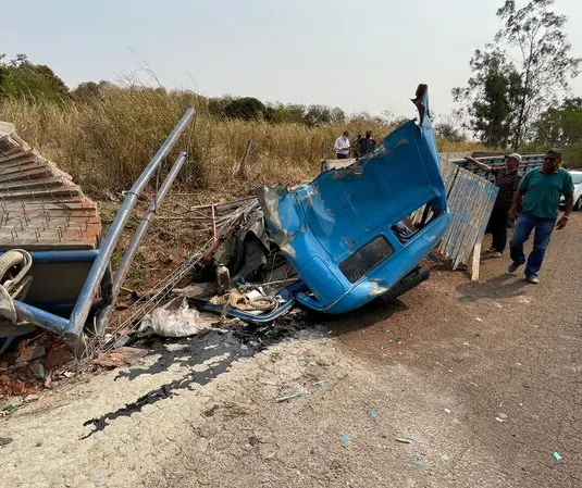 Caminhão carregado com concreto tomba e motorista fica gravemente ferido na região