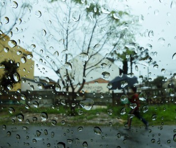 Tempestade de raios e granizo provoca estragos em Maringá