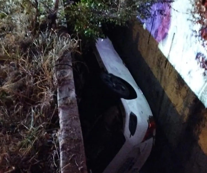 Carro com cinco jovens despenca de altura de cerca de três metros em Maringá