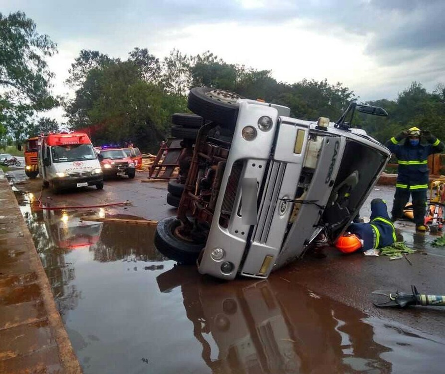 Caminhão tomba e motorista fica ferido na PR-180