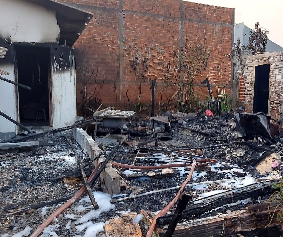 Casa de madeira é destruída por incêndio em Maringá