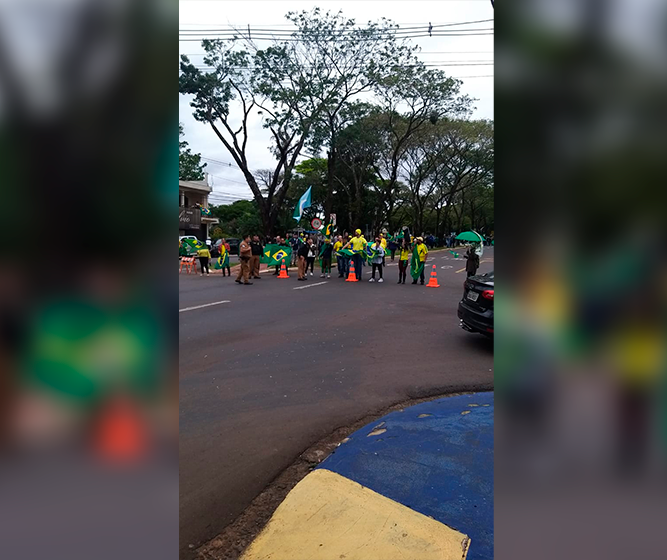 Manifestantes se concentram na Av. Mandacaru, em frente ao Tiro de Guerra